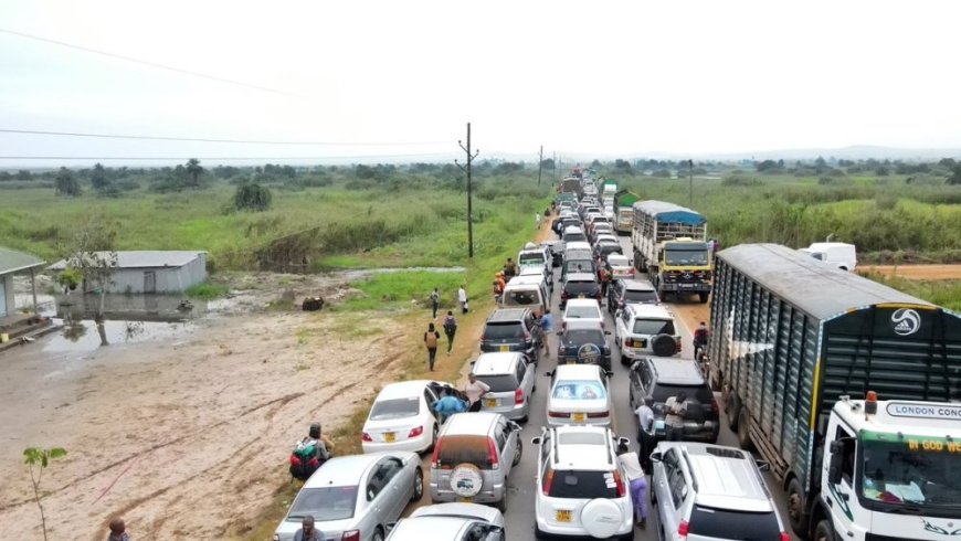 Uganda: Perezida Museveni yashinjwe guteza umuvundo w’imodoka, ibiro bye birabihakana