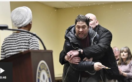 Umudepitekazi Ilhan Omar, yagabweho igitero hakoresheje amazi atazwi mugihe yavugaga ijambo i Minnesota