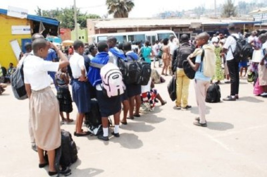 Abanyeshuri batangiye kwitegura gusubira ku ishuri nyuma yiminsi mikuru isoza umwaka tuvuyemo