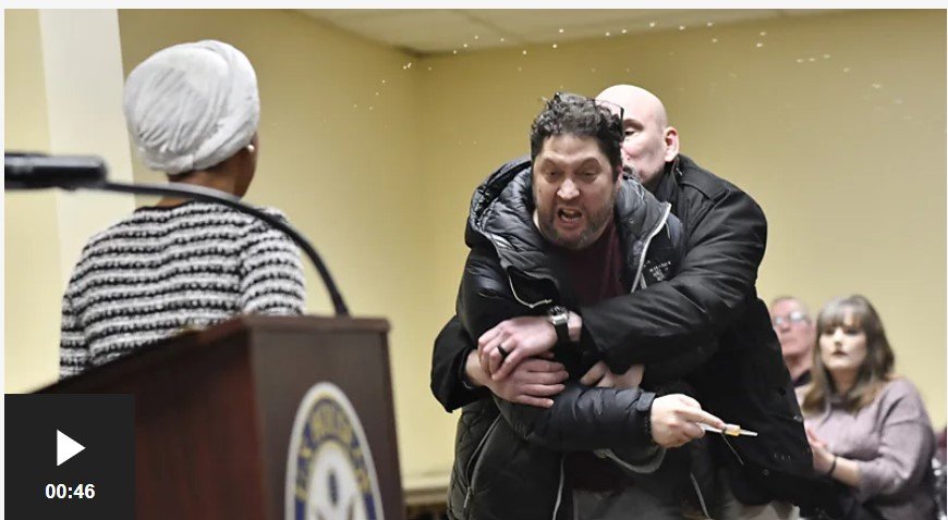 Umudepitekazi Ilhan Omar, yagabweho igitero hakoresheje amazi atazwi mugihe yavugaga ijambo i Minnesota